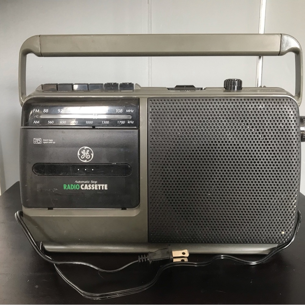 Vintage GE Portable Radio Cassette Player. Model 3-5264A -